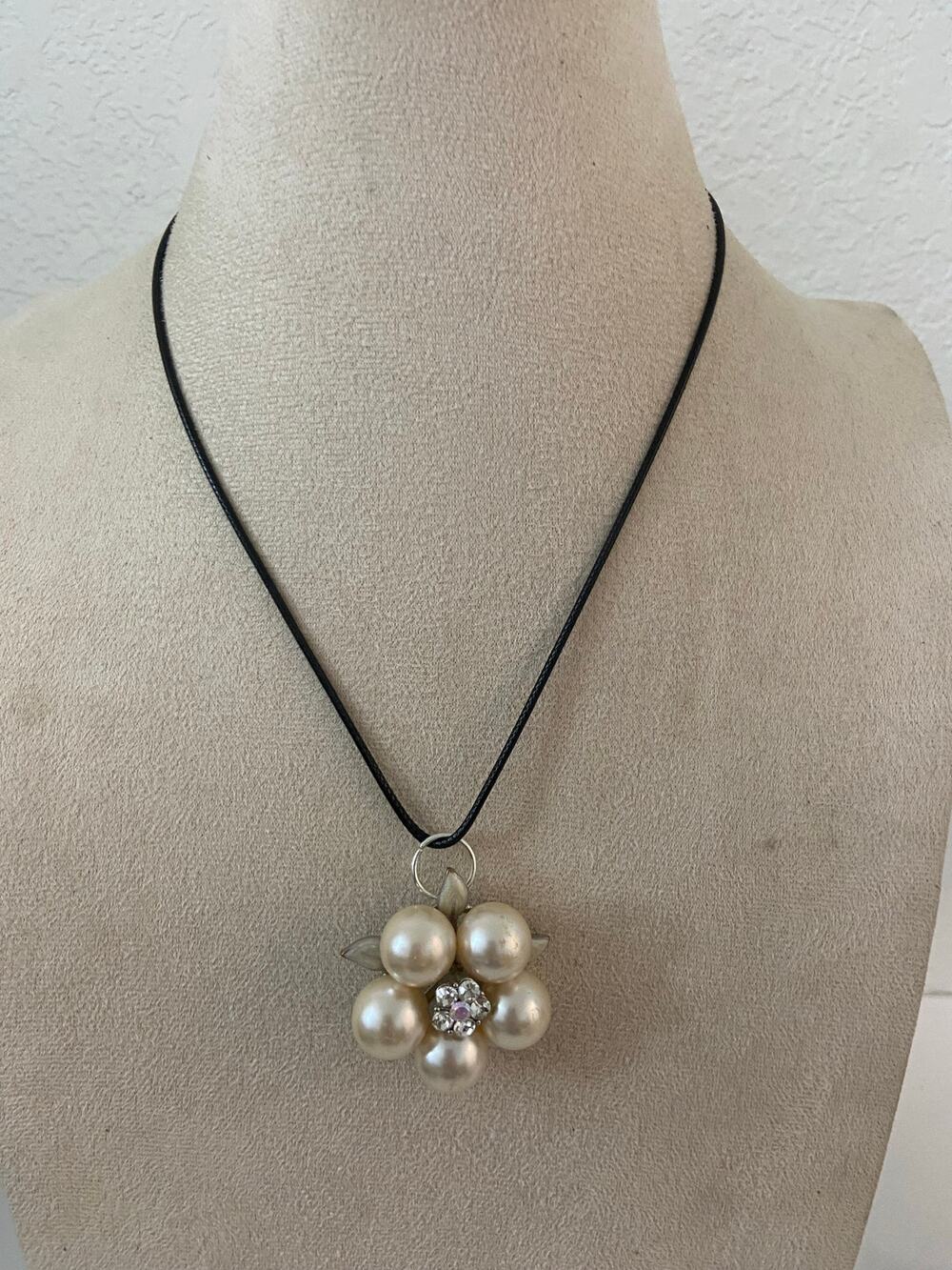 Vintage pearl flower necklace